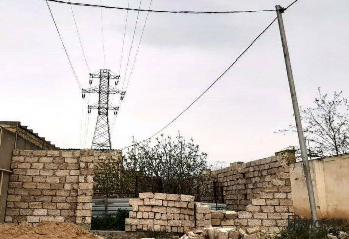  Bakıda güclü külək hasarı aşırdı, dağıntılar altında qalan kişi öldü  