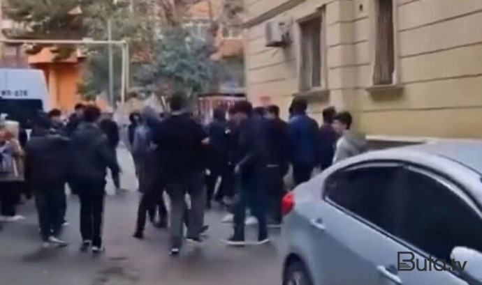  Yeniyetmə həmyaşıdları tərəfindən döyüldü - Rəsmi  