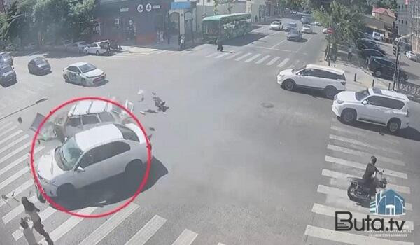  Qırmızı işıqda keçdi, maşını aşırdı - Anbaan video  