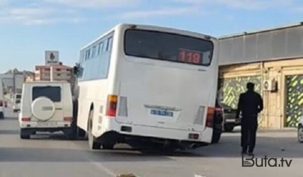  Avtobus 2 bahalı maşının arasında qaldı - VİDEO 