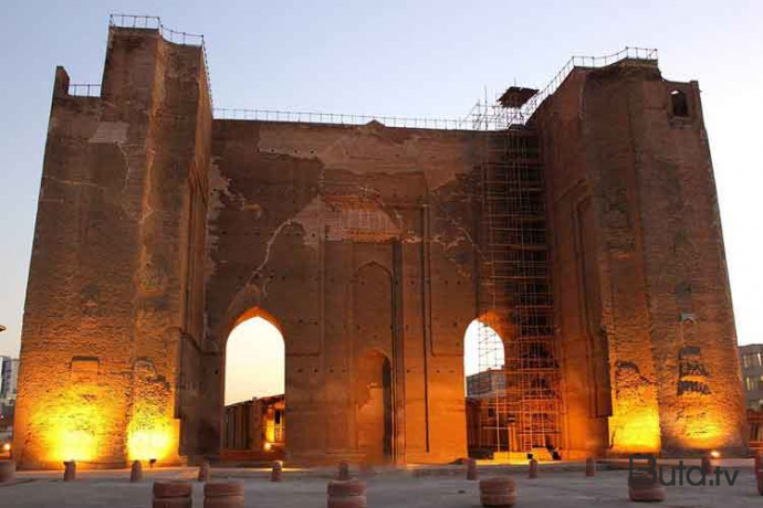  Tarixi qalanın bir hissəsi dayanacağa çevrildi  