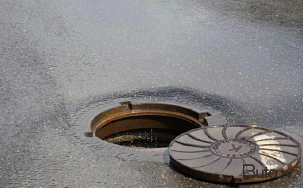  Bu yolda ehtiyatlı olun: lyuk bu haldadır - VİDEO 