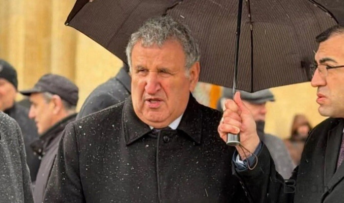  İsa Həbibbəyliyə çətir tutan şəxs ələ salınmalıdır?  