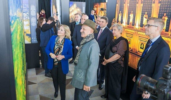  REZA-nın fotosərgisi: Aeroportda təqdim olunur - Foto  