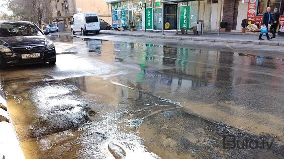  Bakıda bu küçəni su basdı - Video  