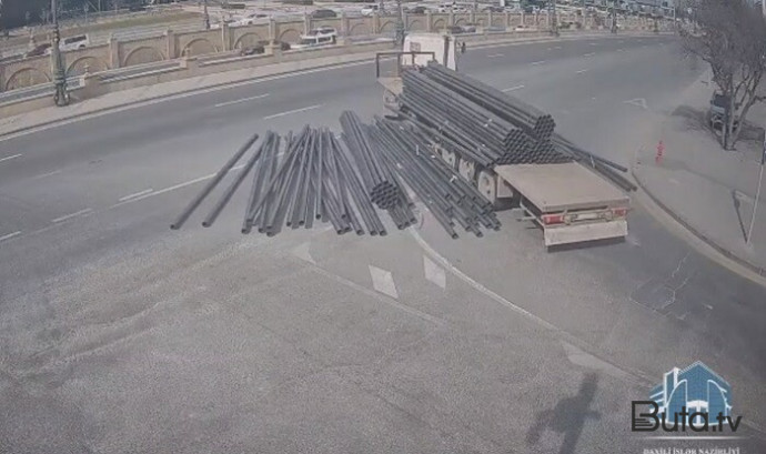  “Bağırov” körpüsündə qəza: yük yola dağıldı - Video  