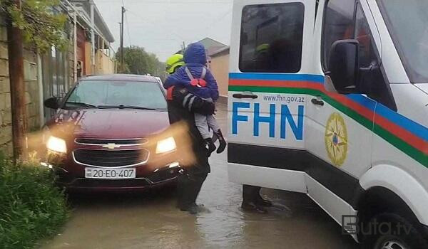  Maşında sıxılı vəziyyətdə qalan qadın belə xilas edildi - Video  
