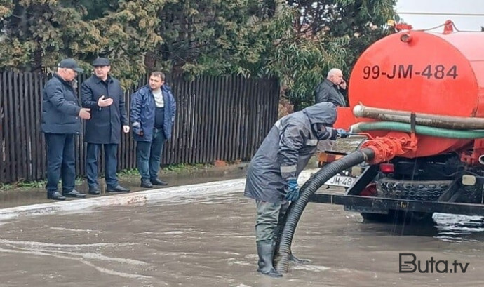  Bakıda icra başçıları su basan ərazilərdə - Foto  