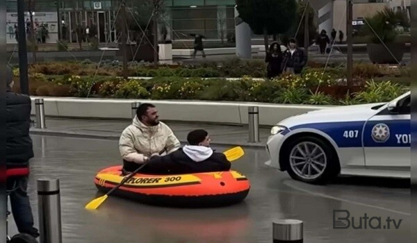  Bakıda metronun önündə 