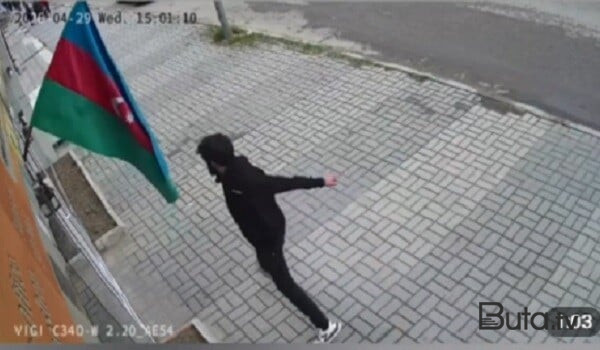  Bayrağımıza hörmətsizlik edən gənc saxlanıldı  