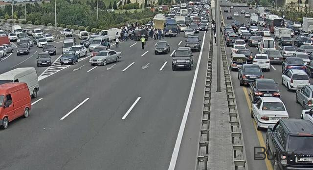 Aeroport şosesində qəza: sıxlıq yarandı  
