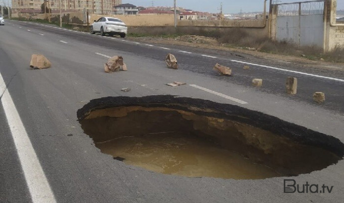  Sumqayıtda maşın yolu çökdü  