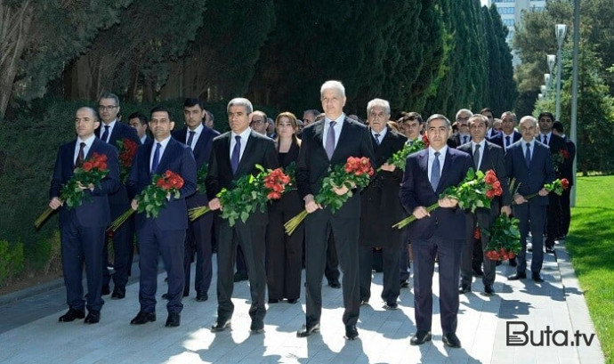  ƏƏSMN kollektivi Ulu Öndərin məzarını ziyarət etdi  