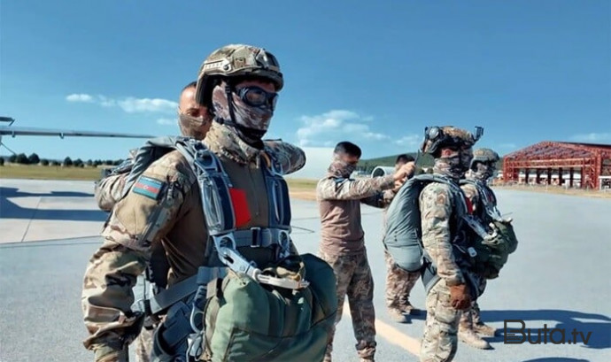  Hərbçilərimiz paraşüt tullanışlarını icra etdi - Video  