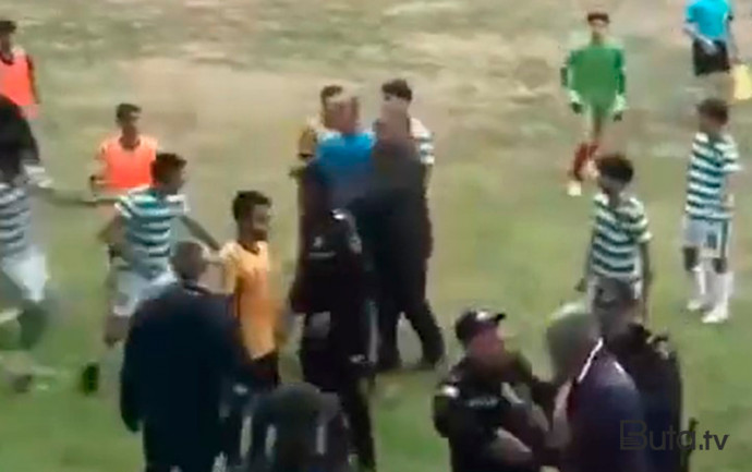  Azərbaycan çempionatında azarkeşlər futbolçuları döyməyə çalışdı - Video  