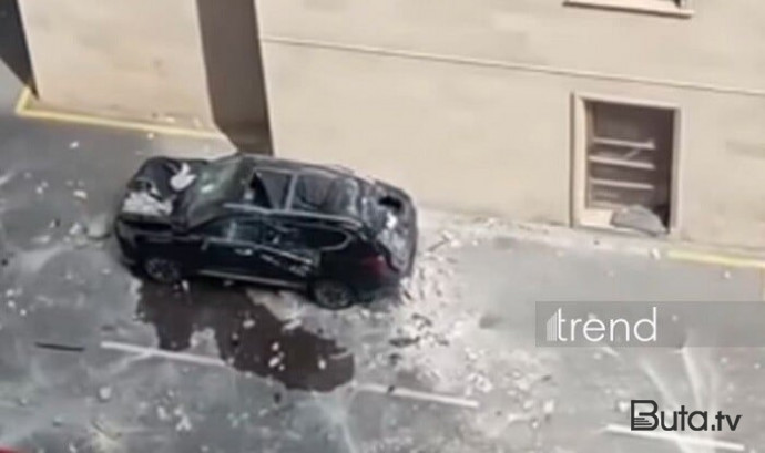 Binanın fasadı qopub maşının üstünə düşdü - Video  