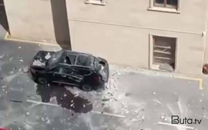  “28 May”da binanın üzlüyü maşınların üstünə töküldü - Video  
