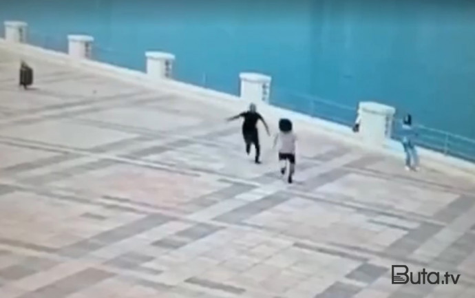  Bulvarda qıza qarşı iyrənc cinayətin görüntüləri yayıldı - Video  