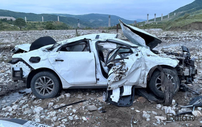  Maşın beton səddə çırpılıb çay yatağına düşdü - Ölənlər və yaralananlar var  